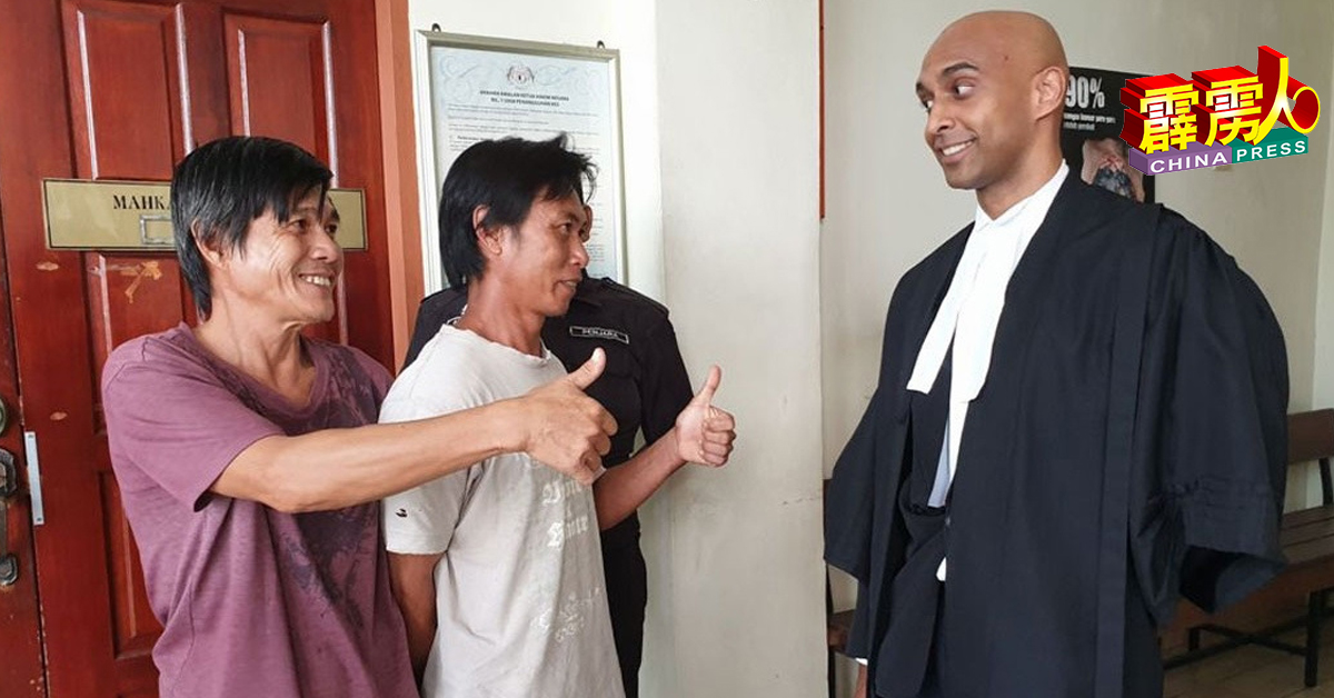 张宝华（左起）及陈志伟，感谢义务律师巴拉克南（右）协助上诉，让他们不必坐牢。