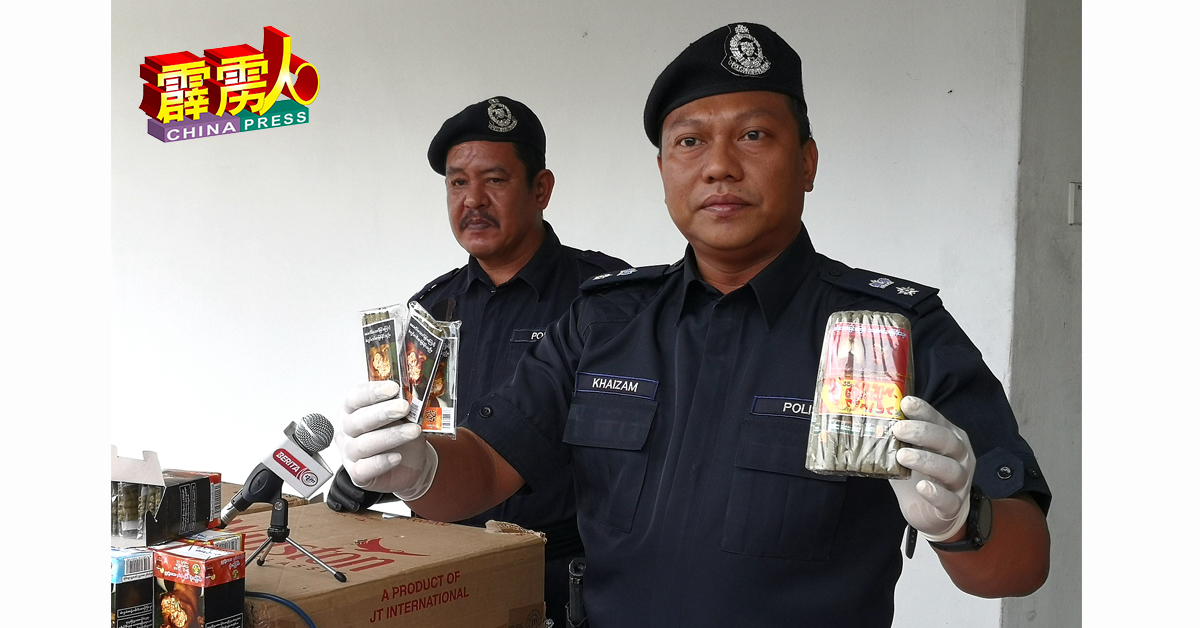 凯占（右）相信这些缅甸土烟，是供应给和丰一带的外劳。左为和丰副警区主任祖马副警监。