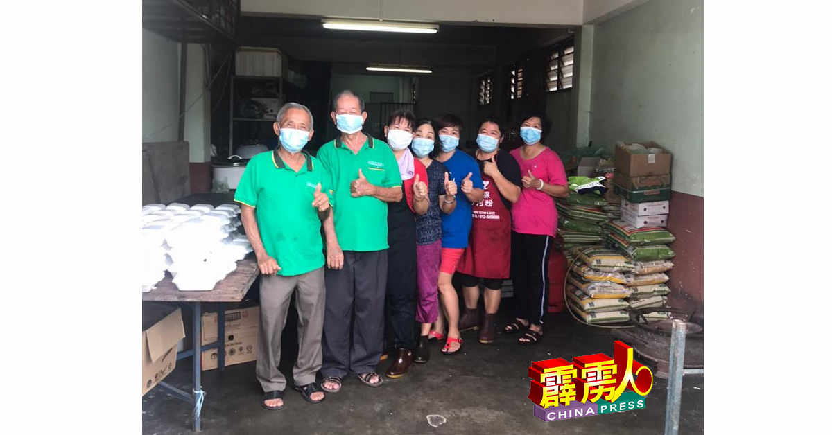 .江沙火车头慈善会主席郭汉国（左起）、邓锡高、主厨叶丽娇及其团队。

