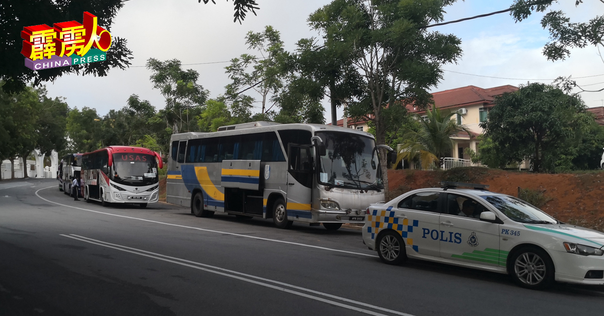 当局共准备7辆长巴及两辆客货车，载送108名大学生，返回霹雳州境内的家乡。