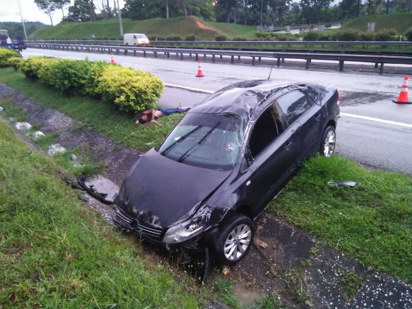 行驶中轿车突失控翻覆，导致轿车司机当场死亡。
