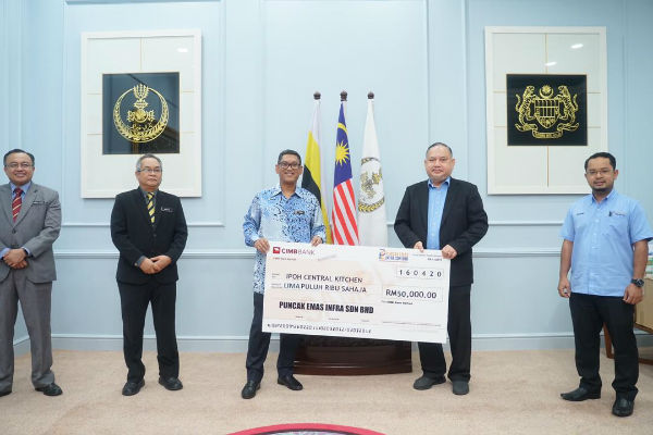 Puncak Emas Infra有限公司也捐助5万令吉给怡保中央厨房。