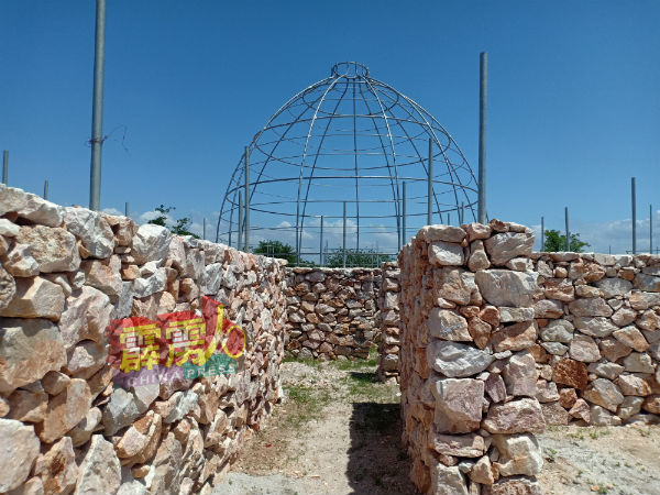 由大理石砌成的迷宫，将引领游人到圆顶处。