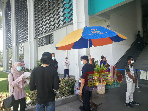 为应付前来领款的众多民众，怡保江沙路国民储蓄银行前方特有数名警员驻守，协助维持秩序。