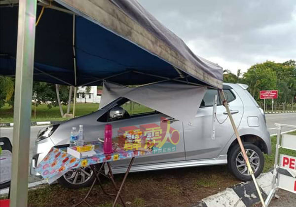 乐龄人士在暴风雨中驾驶时，疑视线受阻误撞安全岛的警方路障帐蓬，车子也搁在安全岛上。