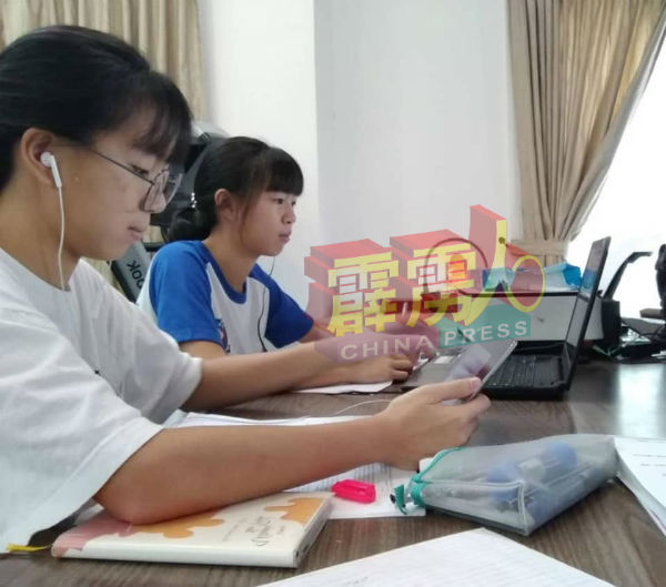 线上教学开跑后，学生可使用手机、电脑及平板电脑上课。