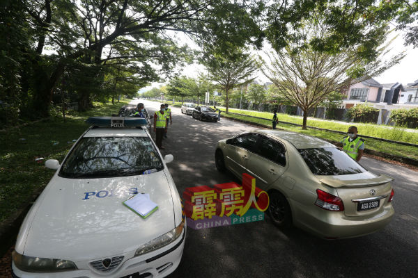 除了主干大道，警方也会不定时及不定地点，在住宅区内检查来往的车子。