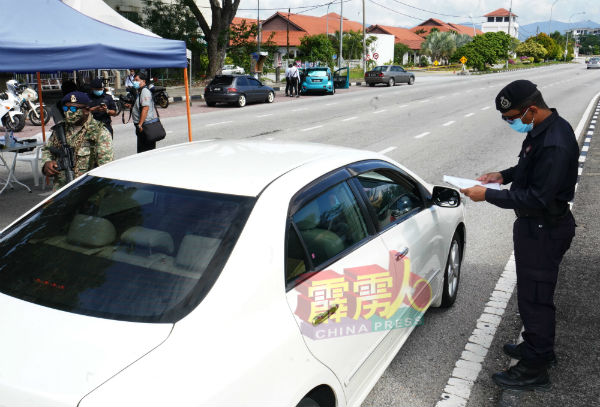 多数驾驶人士在抵达路检时，都能向警员出示提前准备好的信函。