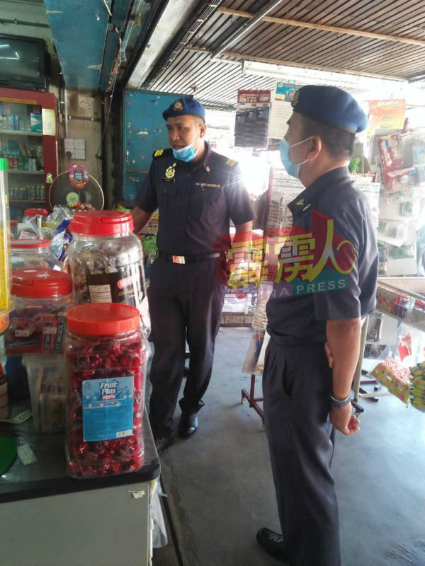 霹州贸消局江沙分局执法人员在一间杂货店进行检查。