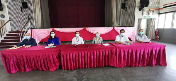 黄保生（右2）联同右为温炳楠（右起）、艾妮莫哈末雅欣医生、凯鲁安华、朱逦悒、吴华生，呼吁市民踊跃捐血运动。