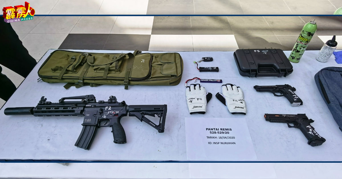 曼绒警方起获1把高彷度莱佛士气枪、2把彷真气枪、铅弹及相关配件。