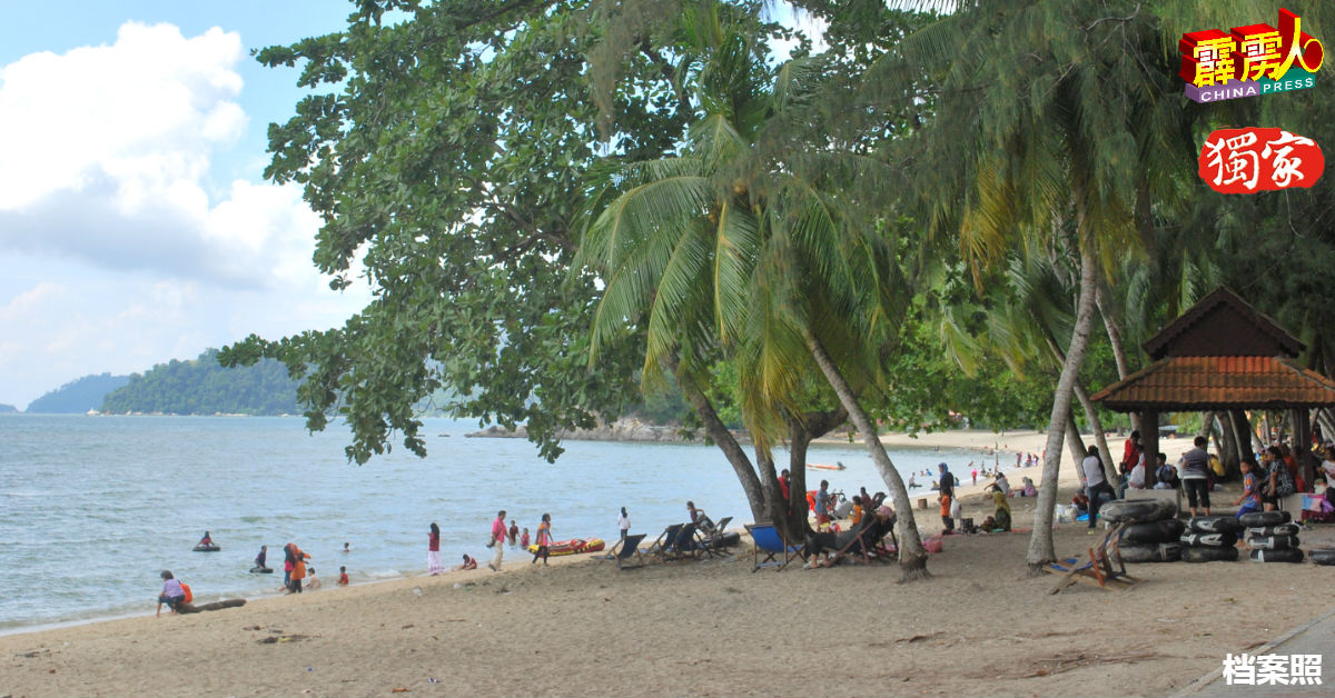 曼绒人气海滩之一的直落峇迪，目前暂时关闭谢绝游客。（档案照）