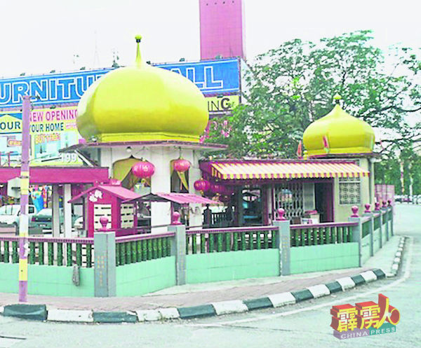 装修后的吧生联合庙虽然没有了双语牌匾，但其伊斯兰色彩的黄色圆葱顶仍然保留。