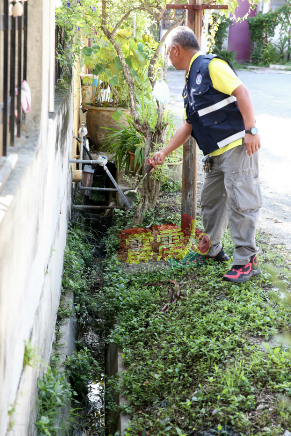 除了独立式化粪池，志愿者也在新村内的沟渠置放灭蚊葯。