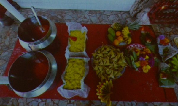 黄姜饭、香蕉、马来糕是祭拜拿督公的贡品，绝不供猪肉。