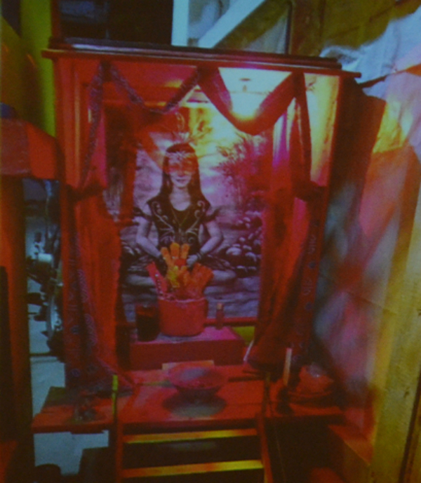 在砂劳越的啦督妹，神龛外观悬挂布条。