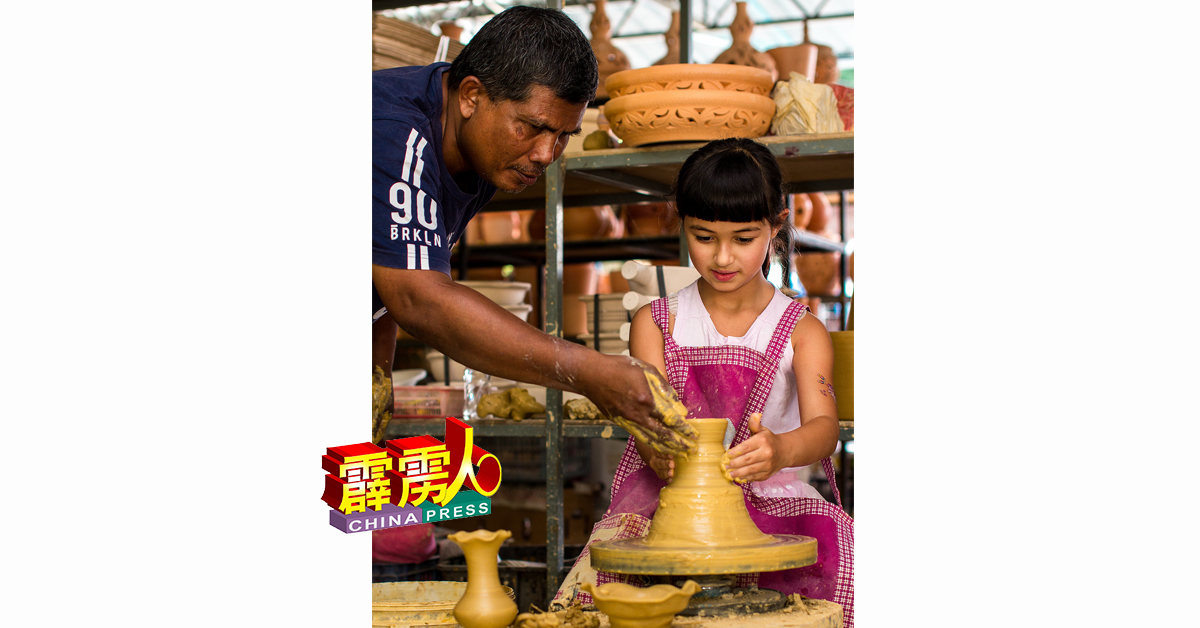 江沙的马来瓷器举国闻名，每年吸引不少游客到来观光。