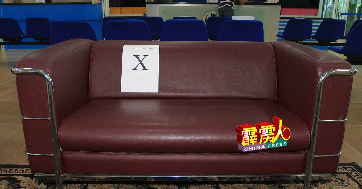 江沙市议会内的椅子只允许1人坐，保持社交距离。
