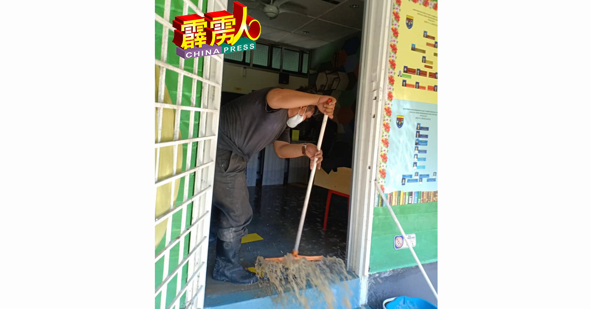 教职员清理教室室的积水。