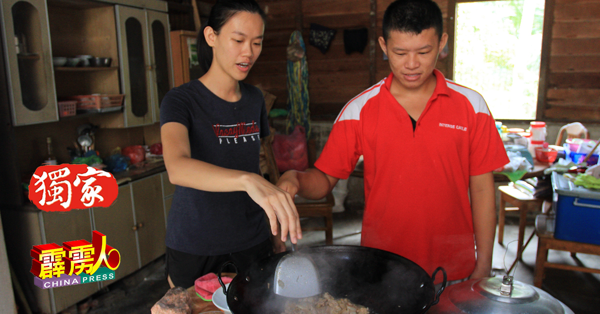 .刘少芬（左）耐心教导智障及哑巴的堂弟煮食，希望后者日后能够自理。