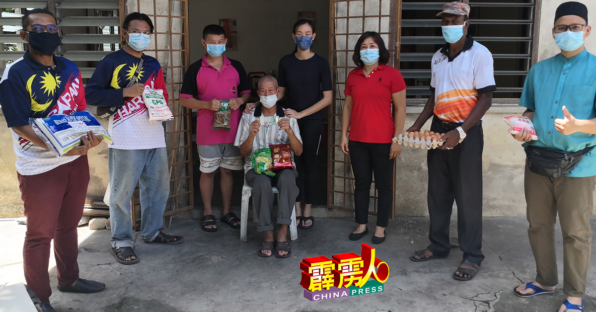 诚信党江沙区部与江沙乡村发展官周凤珍（右3），分别捐物资与款项给刘少芬与家人。
