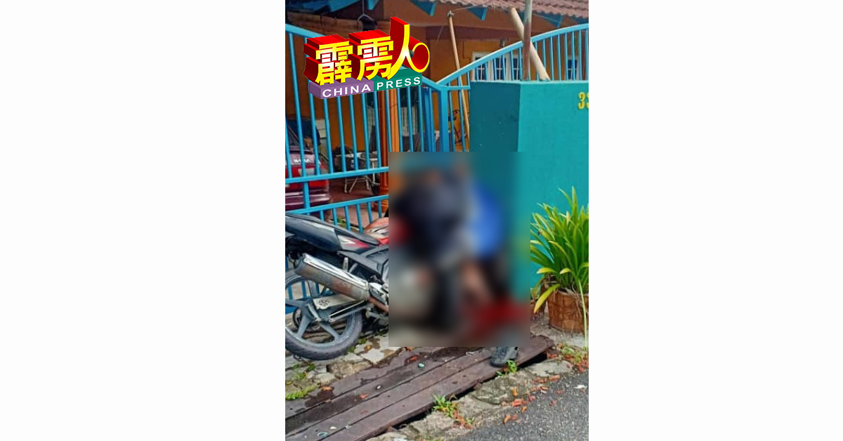 摩多车疑失控撞向和丰林玛班映新村村前一民宅铁栅门，骑士重伤不治。
