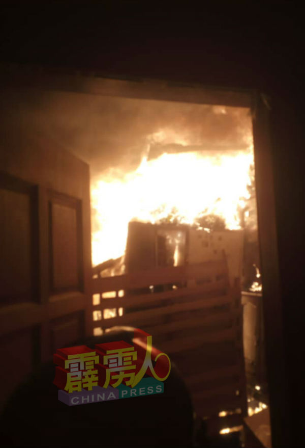 斯里美罗花园住宅区某住宅发生火患，烧伤一对印裔夫妇。