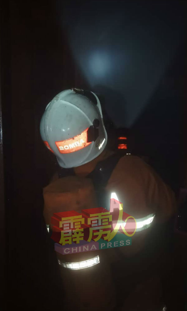灭火后，消拯员以照明灯再巡视一轮。