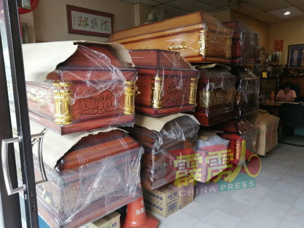 业者告知，目前店内的木棺是管制令前所订取，由于棺木制造商已暂停运作，因此厂商仅有的存货可说所剩无几。