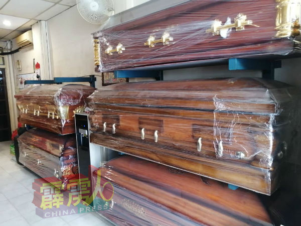 骆卓明披露，在霹雳州内，保守估计一天就需要用到逾10幅棺木。