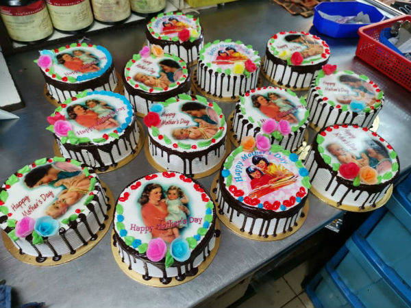 蛋糕店业者也推出不同款项的母亲节蛋糕，在管制令期间，也有提供外送蛋糕服务。（受访者提供）