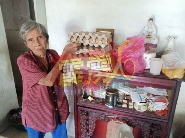 锺秀妹指在管制期间，获得一些善心人士捐赠物资及鸡蛋。