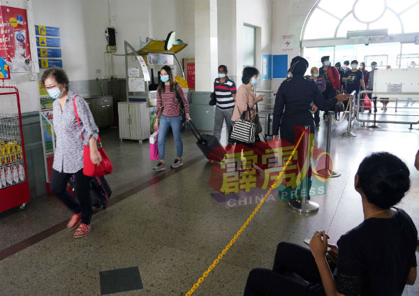 周四从吉隆坡往怡保的的首班电动火车，约有130名搭客，在11时45分抵达怡保火车站。