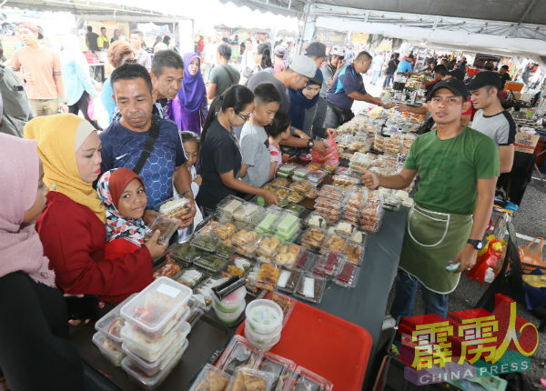 斋戒月市集中各式各样的马来美食，让人食指大动。（档案照）