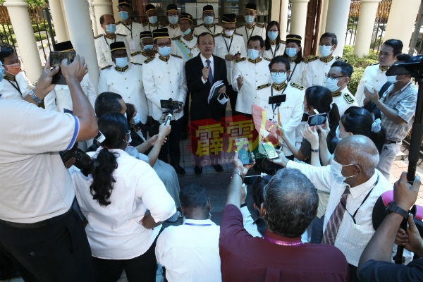 倪可汉与希盟各议员在周二的州议会上集体离席后，在霹州秘书署大门前召开记者会。