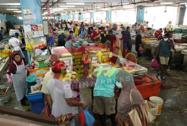 怡保中央公市售卖鱼类的湿市场，尽显人潮。
