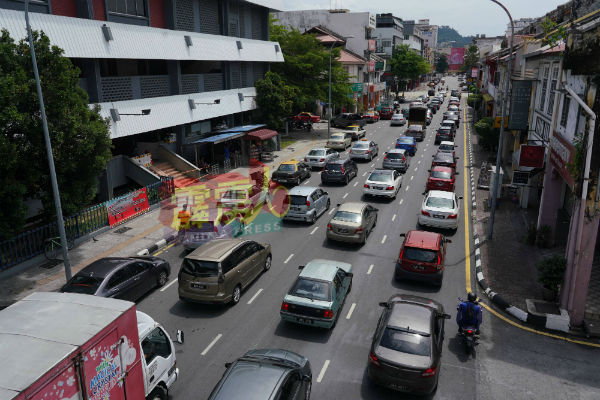 怡保市中心周六车流量明显增多，不少市民出来办年货，国民街因此水泄不通。