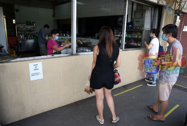嘉宾茶室酿料美食，吸引不少住在怡保市较远的市民趁此假期前来外买。