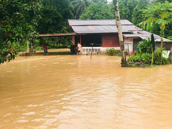 美罗甘榜波发生突发水灾，水位升至约2呎。