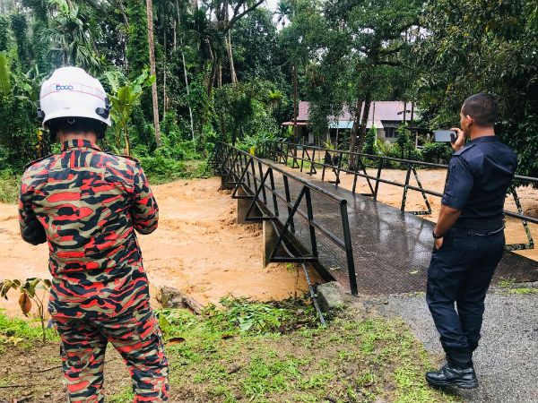 美罗甘榜波附近的河流水位仍处于警戒水位，消拯员留在现场监督水灾情况。