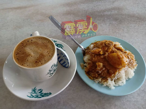 琼南茶餐室的白咖啡及糯米饭是怡保市其中著名的小食之一，自恢复堂食后，吸引不少食客踊跃捧场。