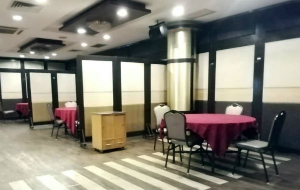 新利口福酒家恢复堂食，并置放屏风间隔桌位。