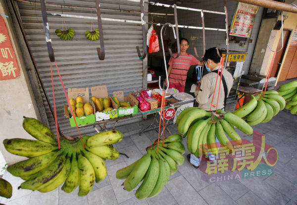 除了熟食包点，怡保旧街场锡米街十六饮食店行动管制期间也在门前售卖少量的各类饼干、香蕉及木瓜。