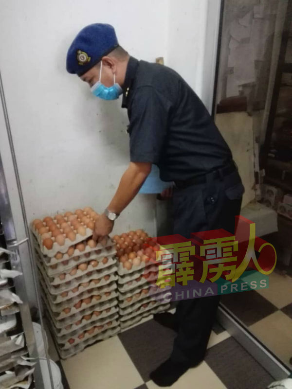 巴里文打市镇的一家杂货店，被发现每个鸡蛋的售价是45仙，高过统制顶价而被贸消局取缔。