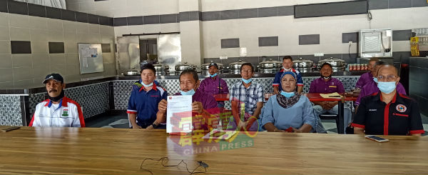 惹阿化（前左2）率领5个华巫裔夜市小贩团体召开记者会，向州政府传达迫切复工找钱的心声。前左起卡马拉惹里、卡丽达、沙鲁、王国豪（次排左起）及黎旺文。