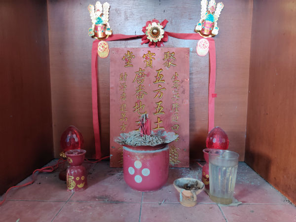 红丹丹的地主公与白色的拿督公神龛，两者的贡品也不一样。
