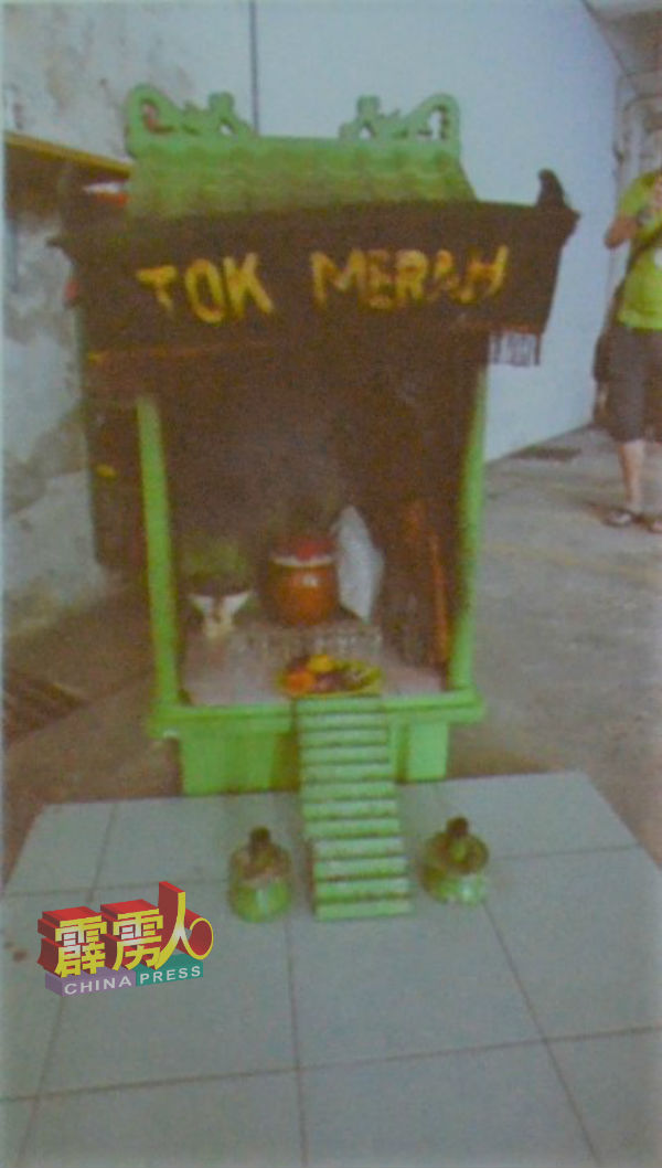 青色神龛的拿督公，神龛外写着Tok Merah。