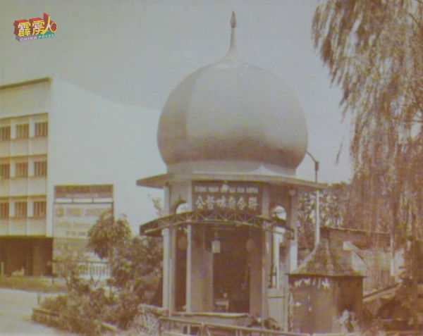 早期的吧生联合庙外悬挂着马来文和中文的牌匾。