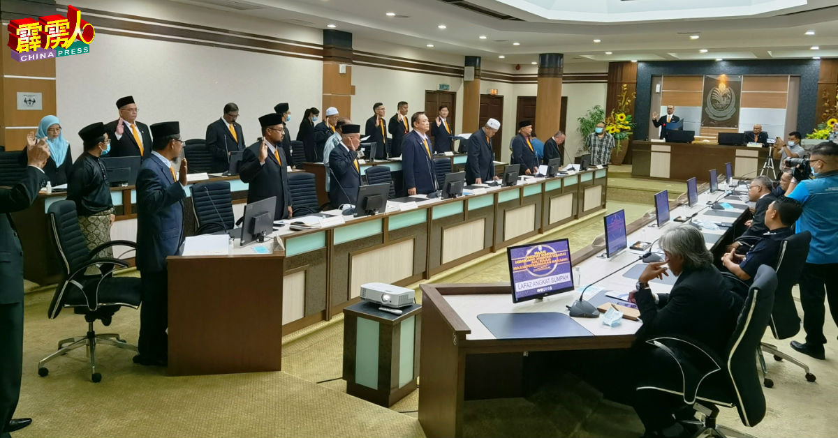 首批国盟曼绒市议员进行宣誓仪式。