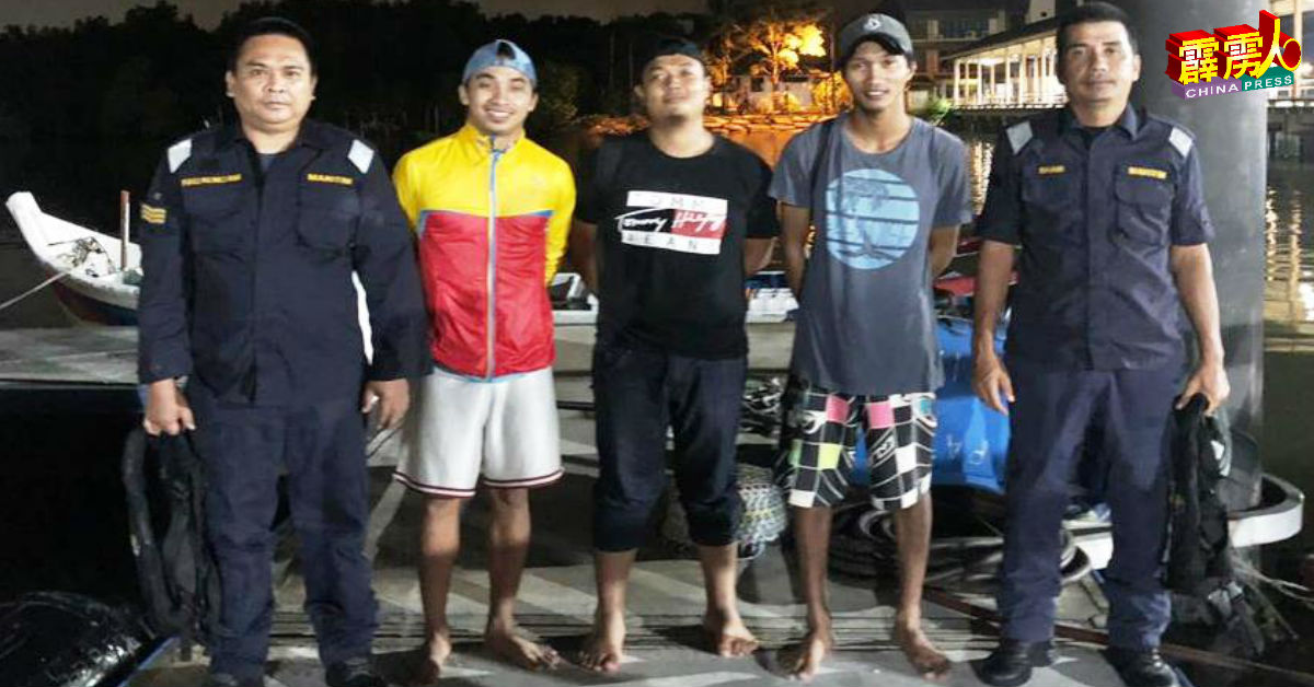 霹雳海事执法机构人员护送3名男子返码头。